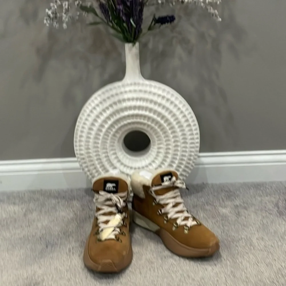 NWB Women’s Sorel OUT N ABOUT boots. Waterproof. Size 9.5.